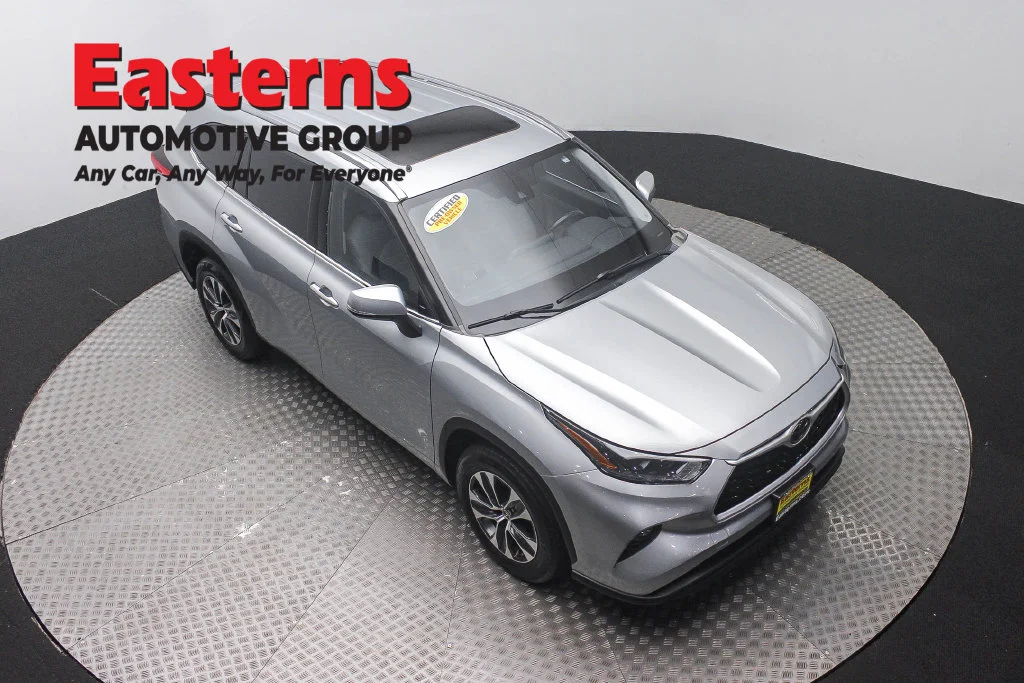Used 2021 Silver Toyota XLE image 5