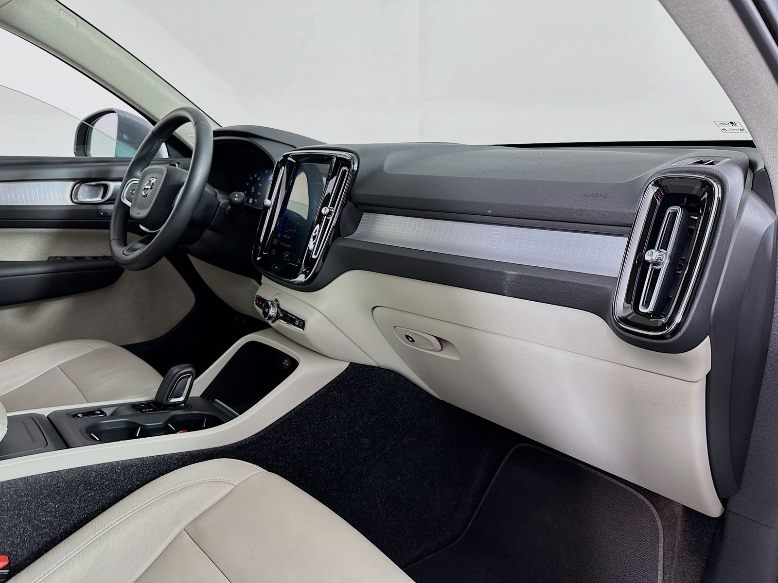 Used 2019 Amazon Blue Volvo Momentum image 28