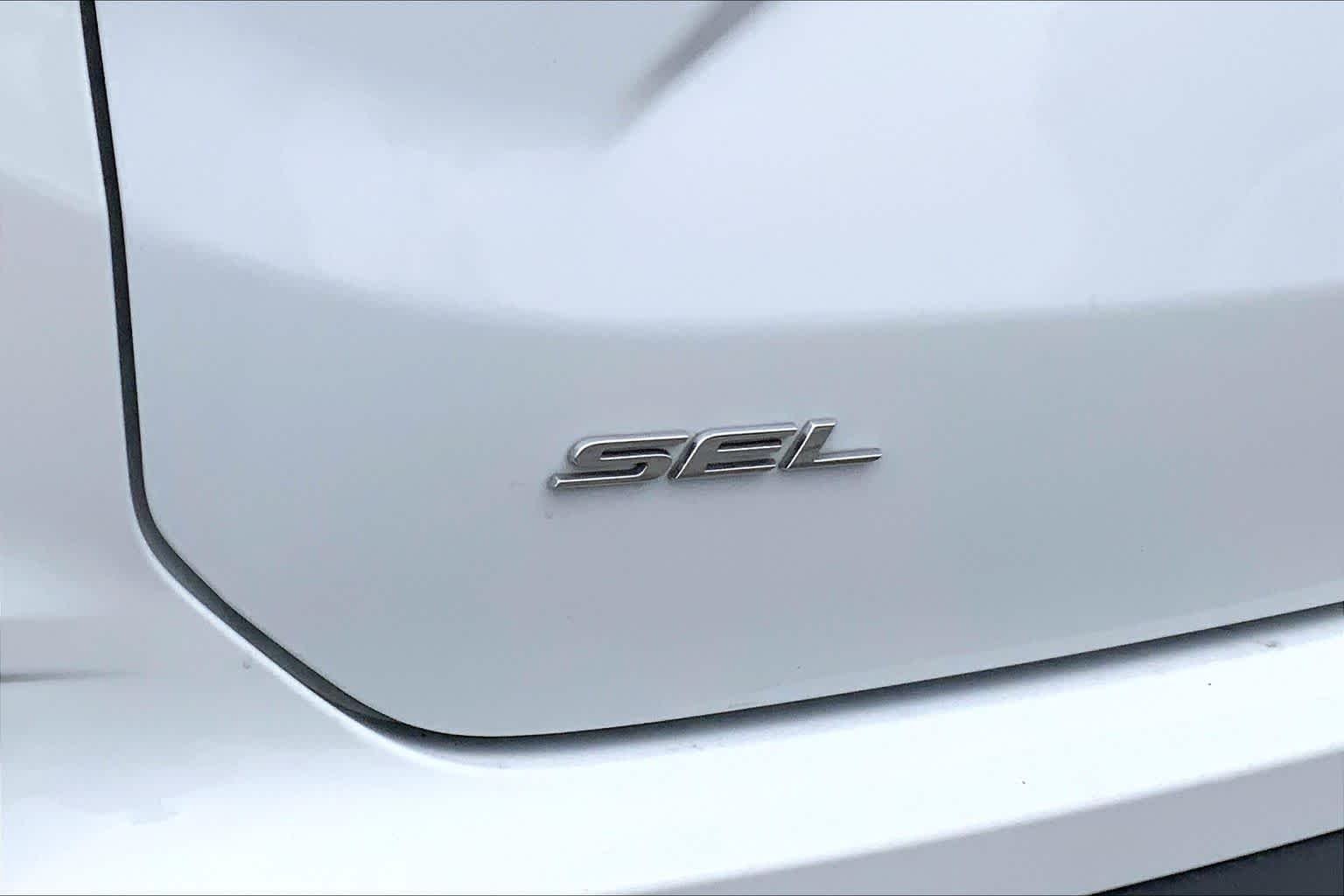 Used 2022 Oxford White Ford SEL image 10