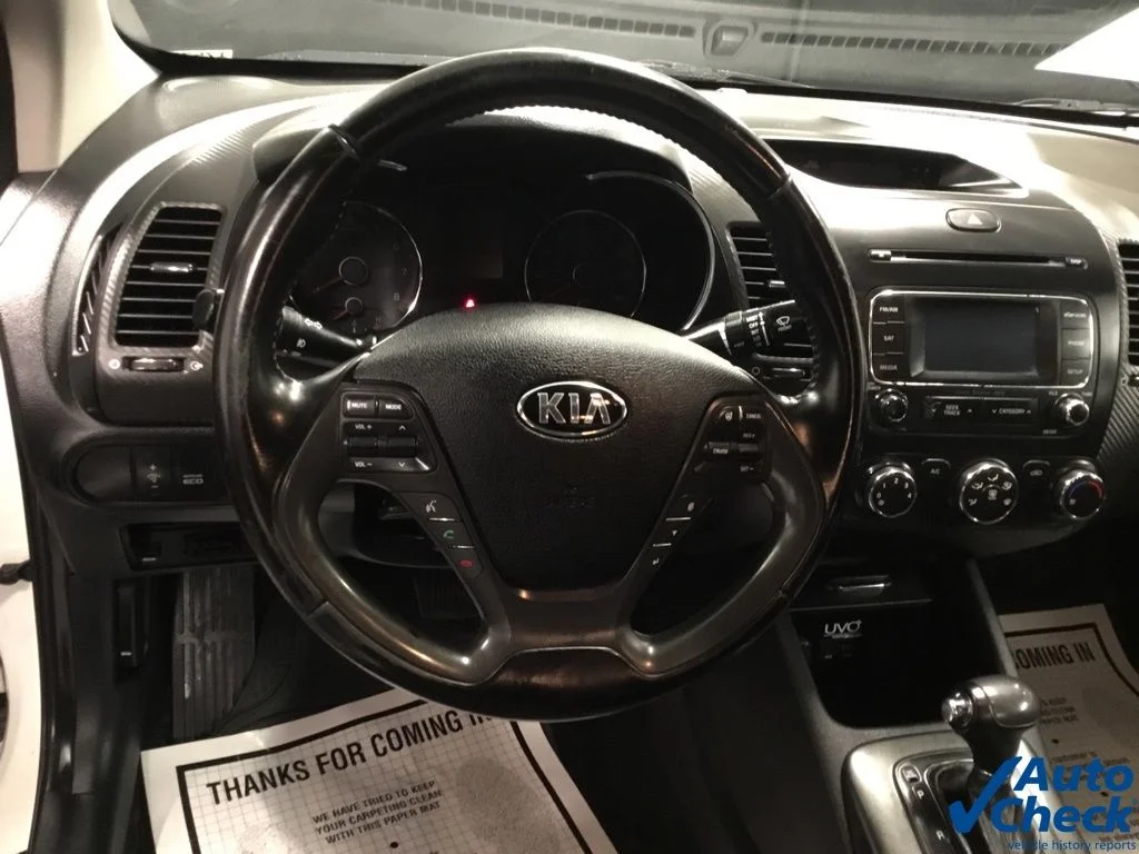 Used 2015 White Kia EX image 33