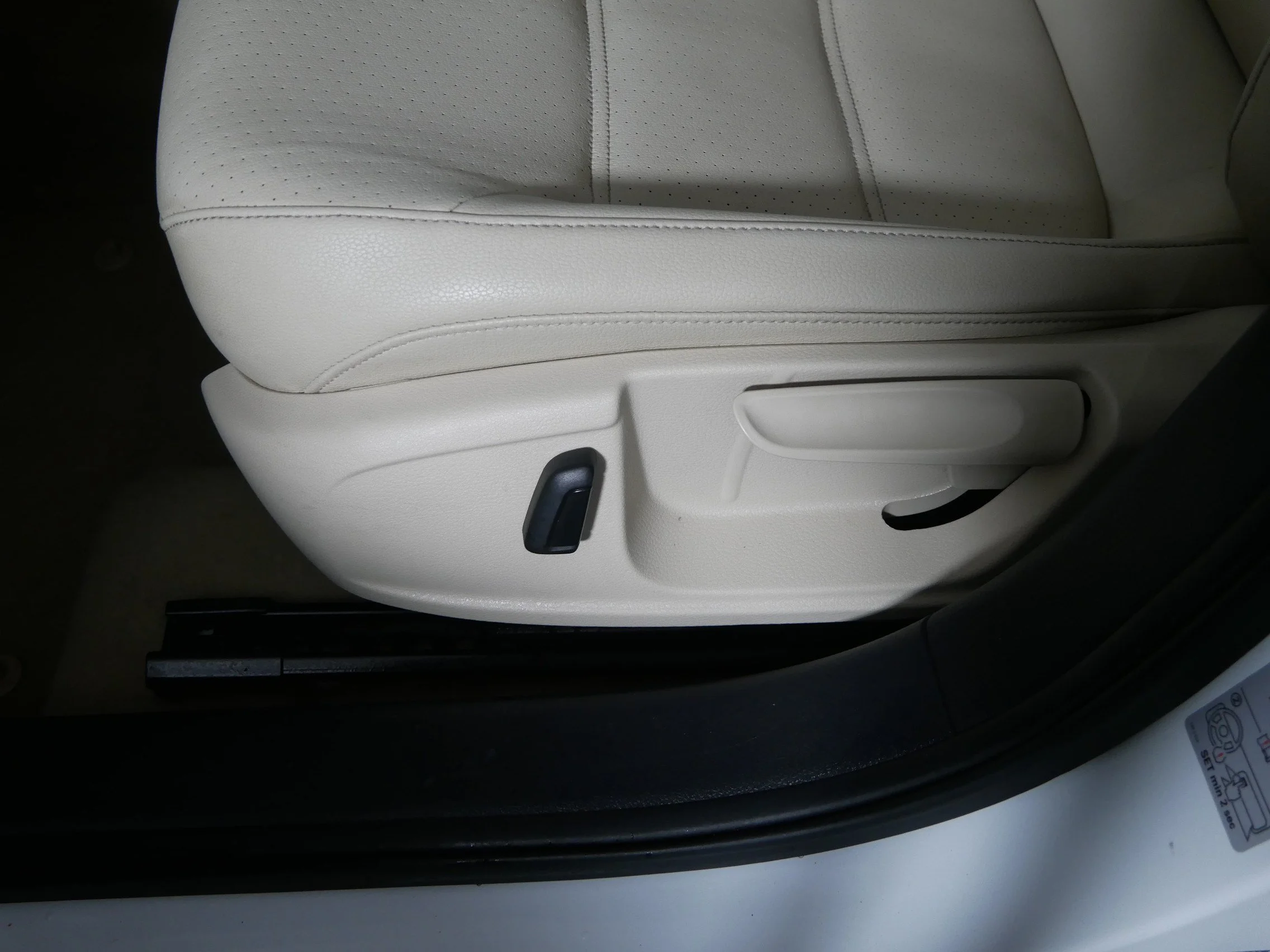 Used 2014 Candy White Volkswagen SE w/Connectivity/Sunroof image 20