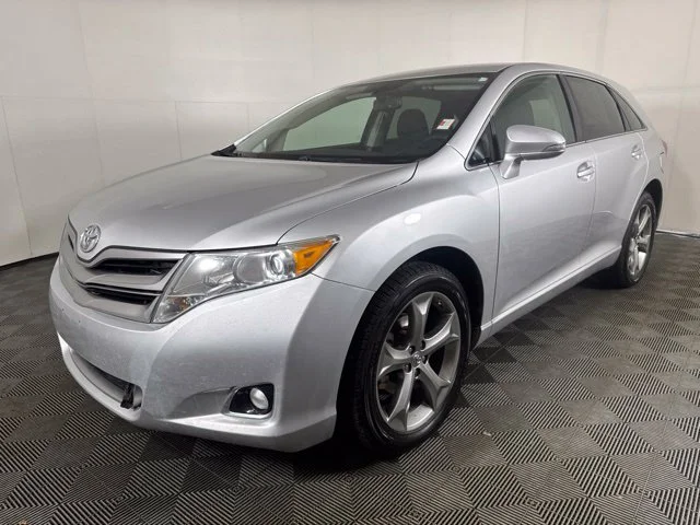 Used 2014 Classic Silver Metallic Toyota LE image 8