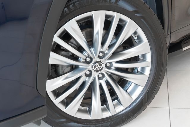 Used 2024  Toyota Platinum image 2