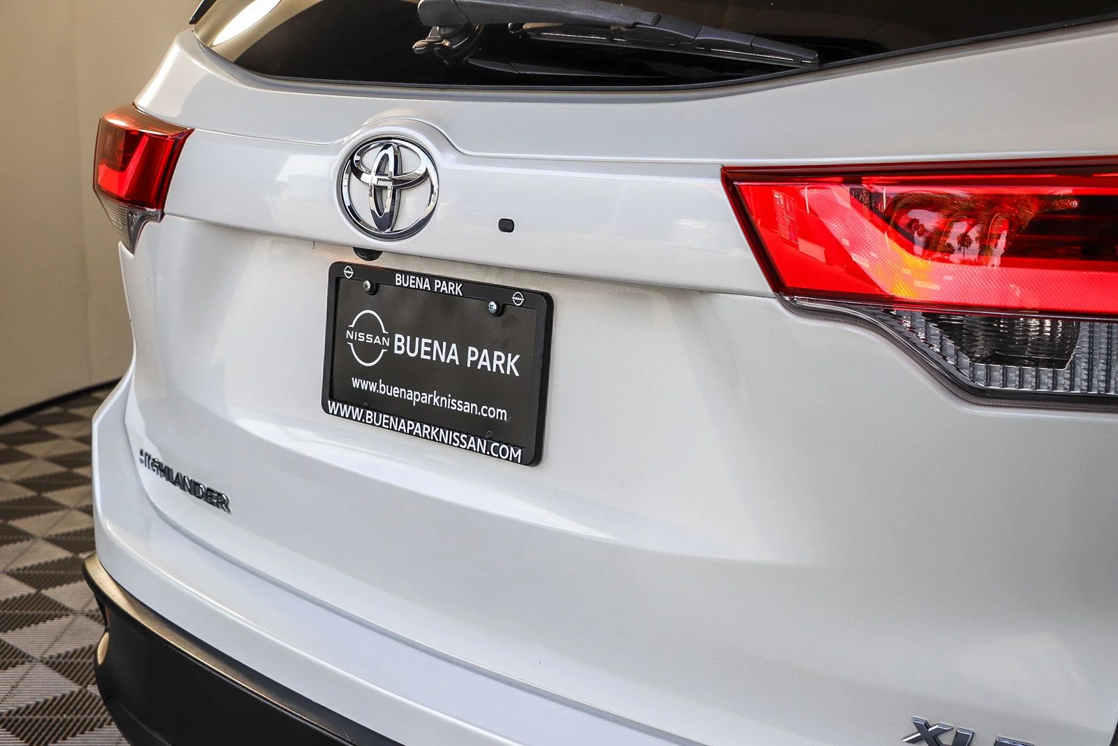 Used 2018 White Toyota XLE image 6