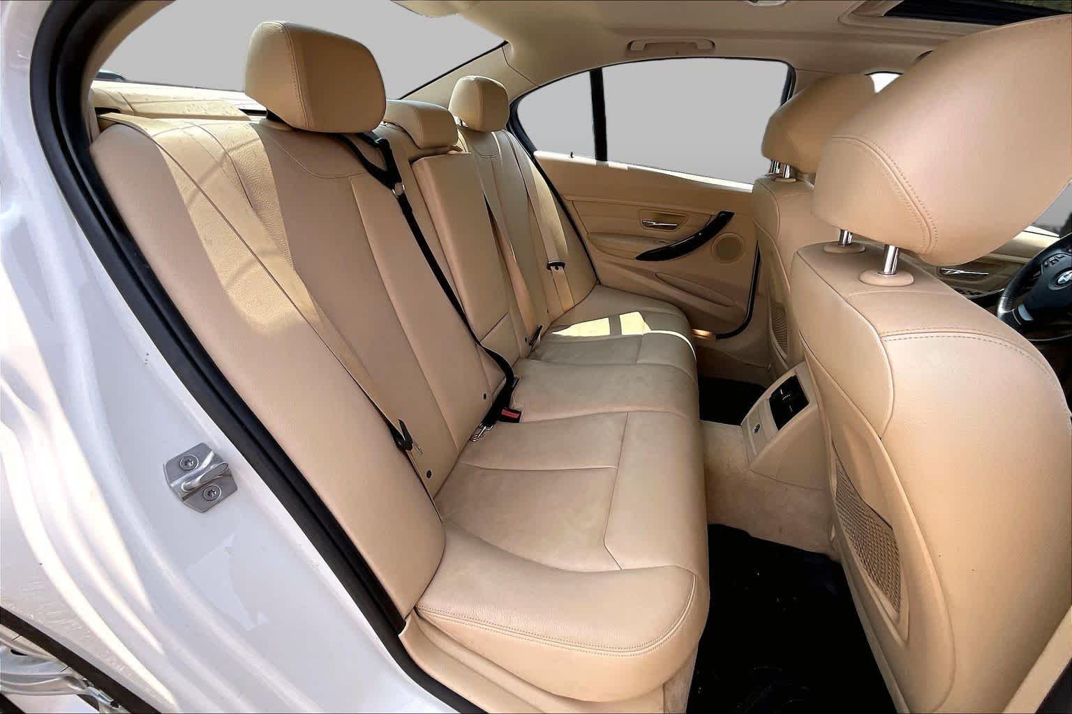 Used 2015 Alpine White BMW 320i xDrive image 19