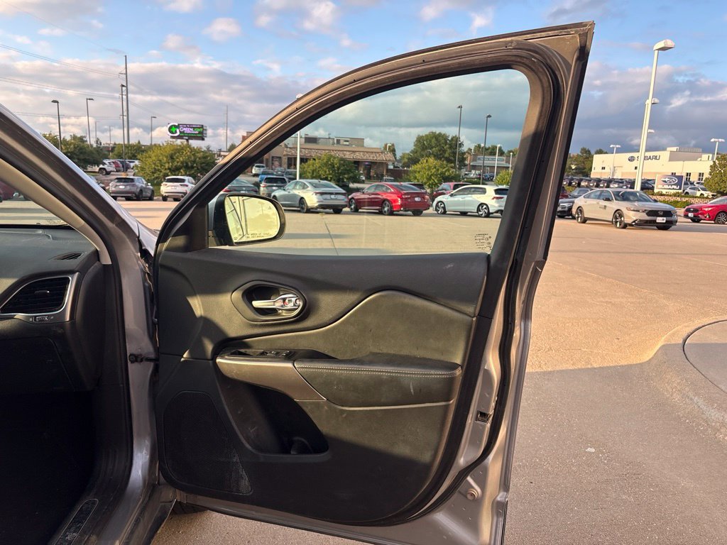 Used 2019 Billet Silver Metallic Clearcoat Jeep Limited image 25