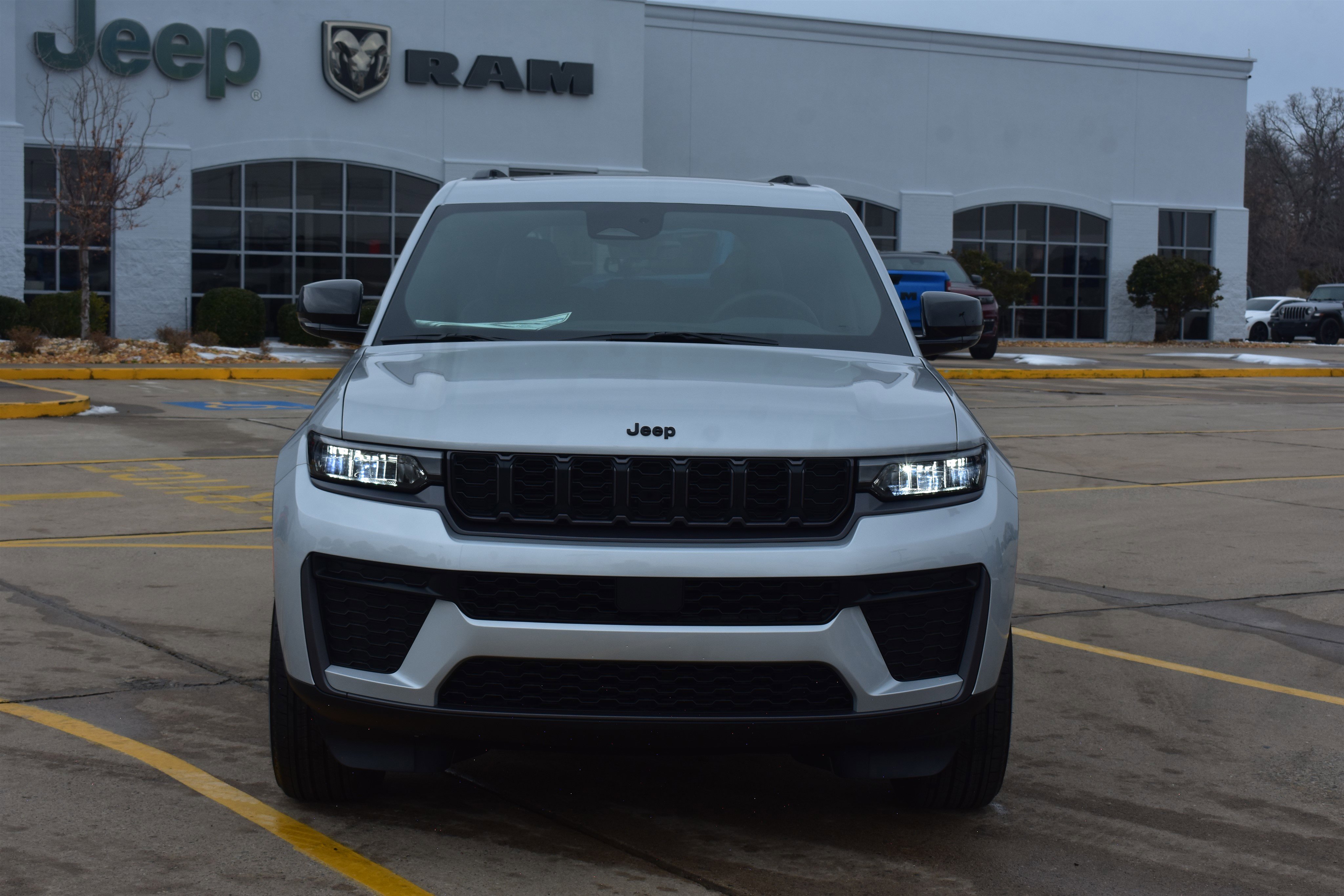 New 2026 Silver Zynith Exterior Paint Jeep Laredo Altitude image 2