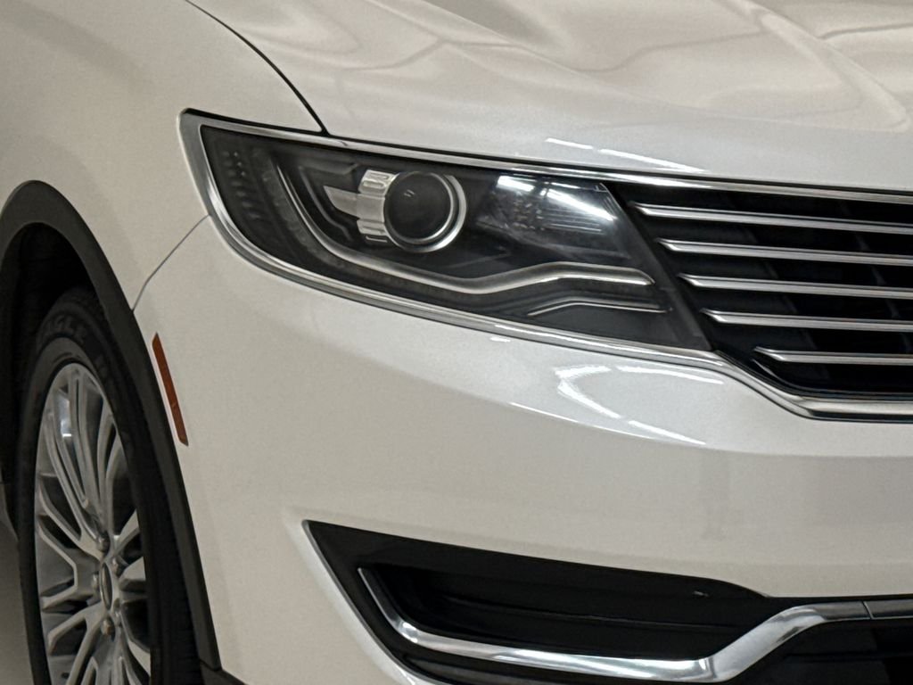 Used 2016 White Platinum Clearcoat Metallic Lincoln Reserve image 5