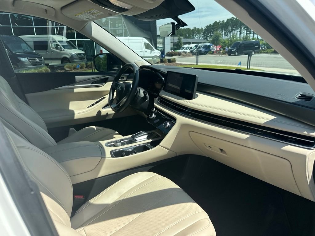 Used 2023 White INFINITI LUXE image 10