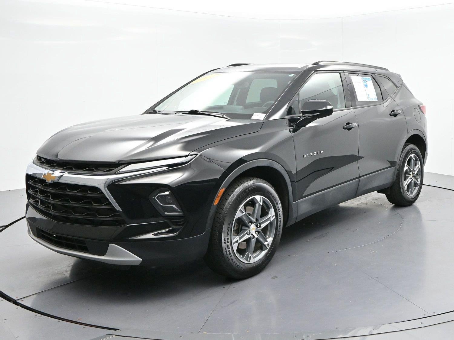 Used 2023 BLACK Chevrolet LT image 3