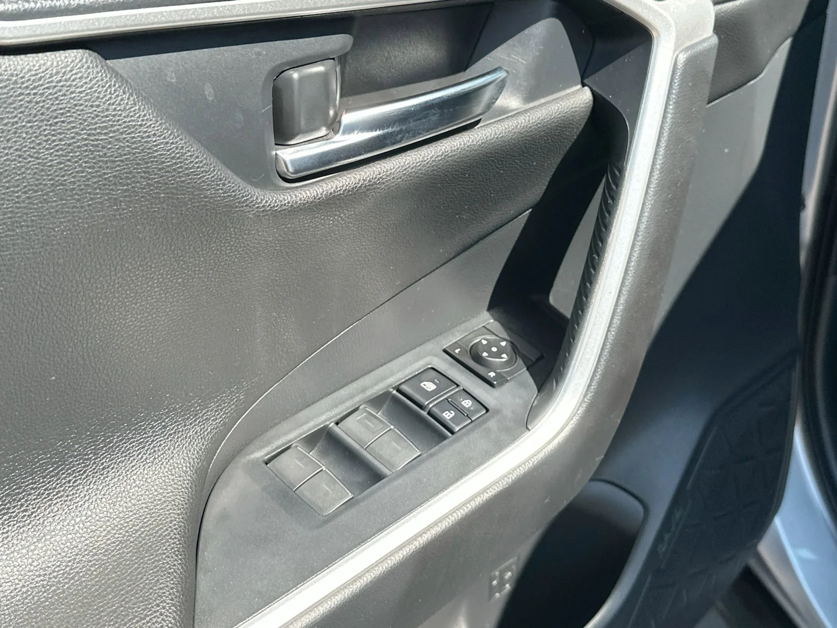 2022 Toyota RAV4 XSE - Photo 13