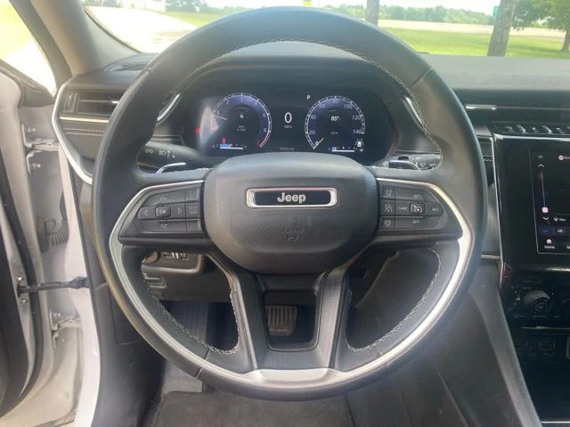 Used 2024 White/off-white Jeep Laredo image 23