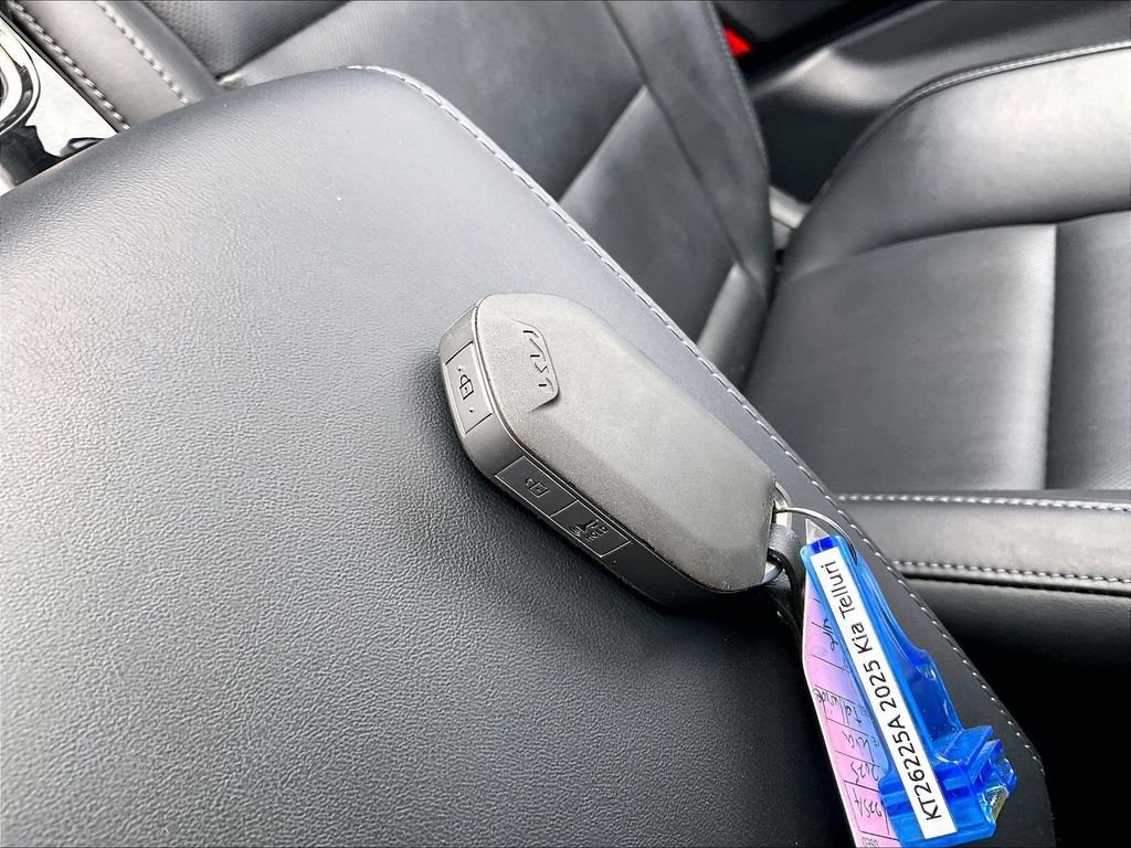 Used 2025 Everlasting Silver Kia LX image 27