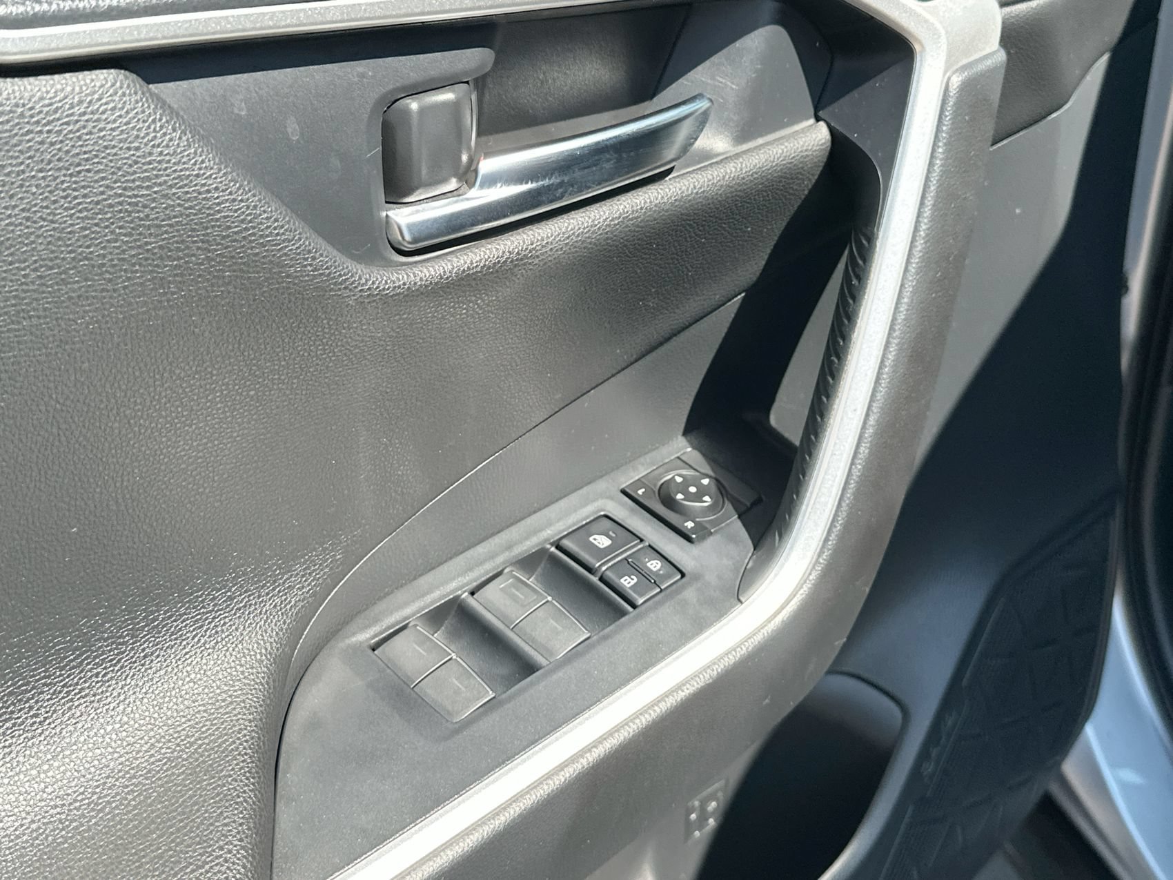 2022 Toyota RAV4 XSE - Photo 13