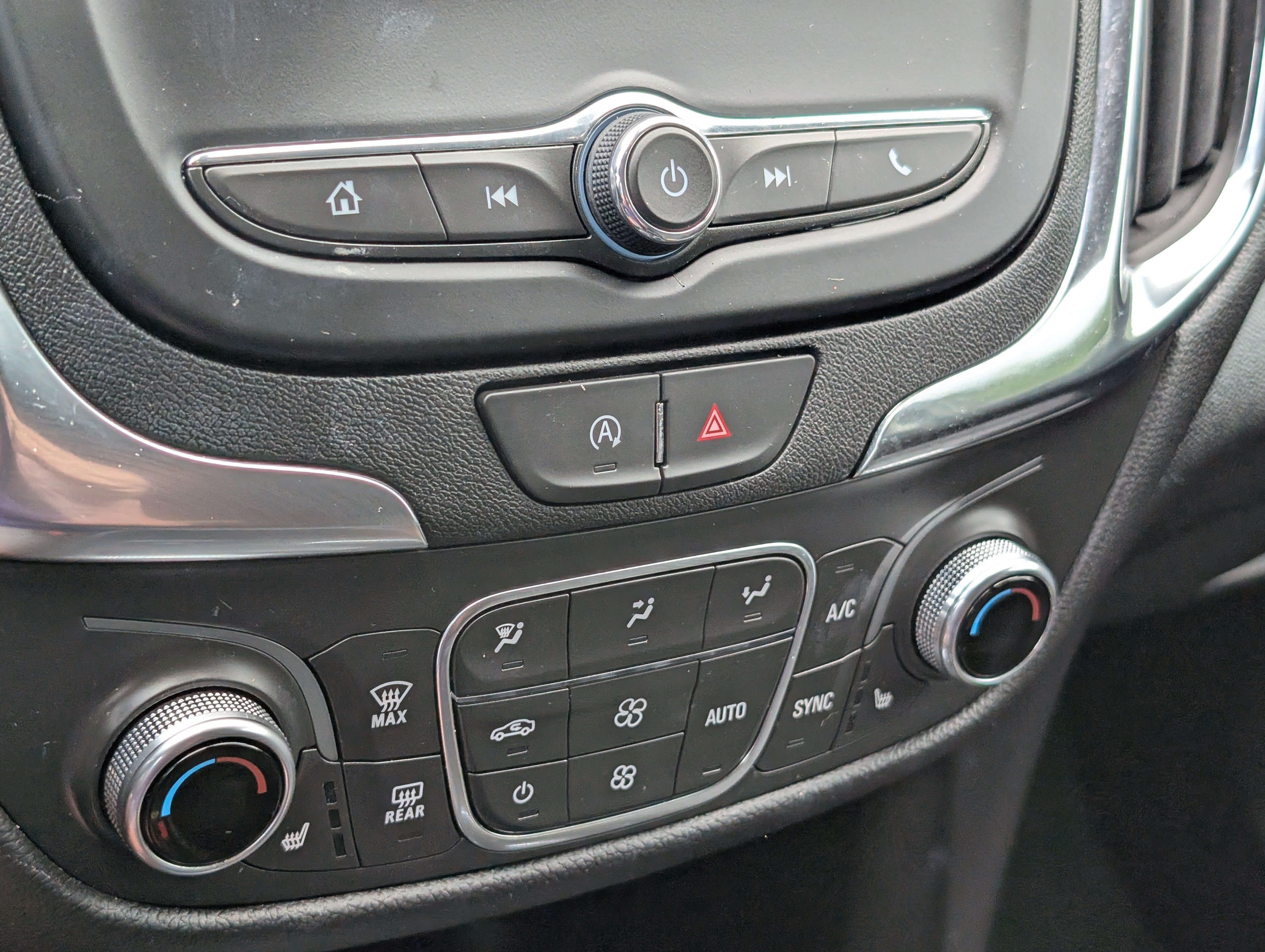 Used 2024 Summit White Chevrolet LT image 22