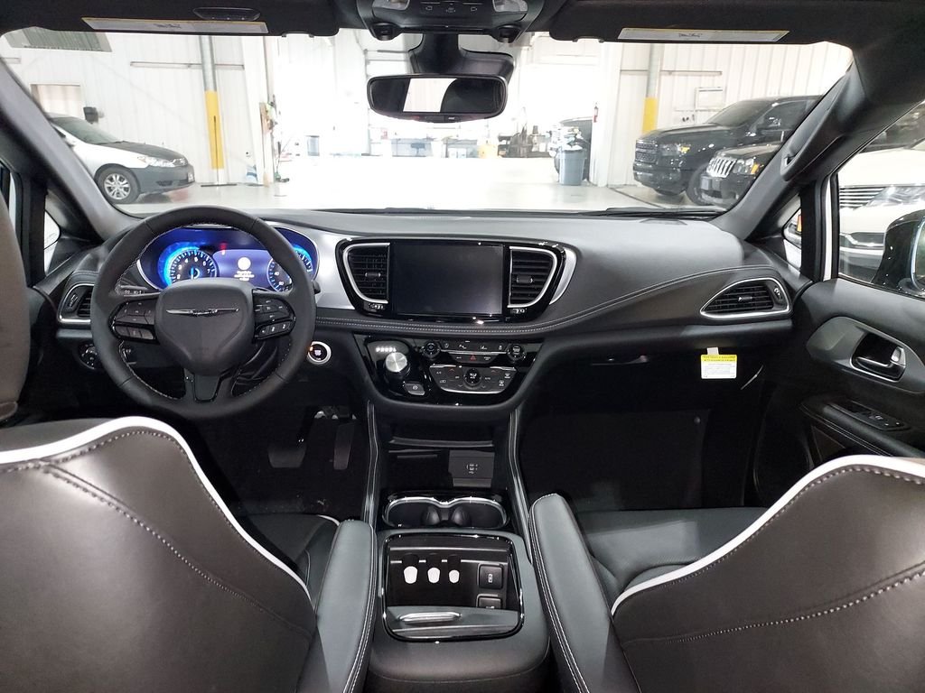 2026 Chrysler Pacifica Limited - Photo 10
