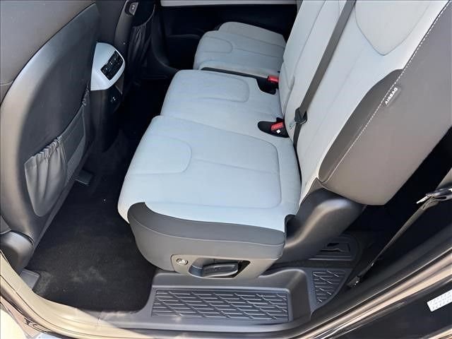 Used 2023 White Hyundai SE image 9