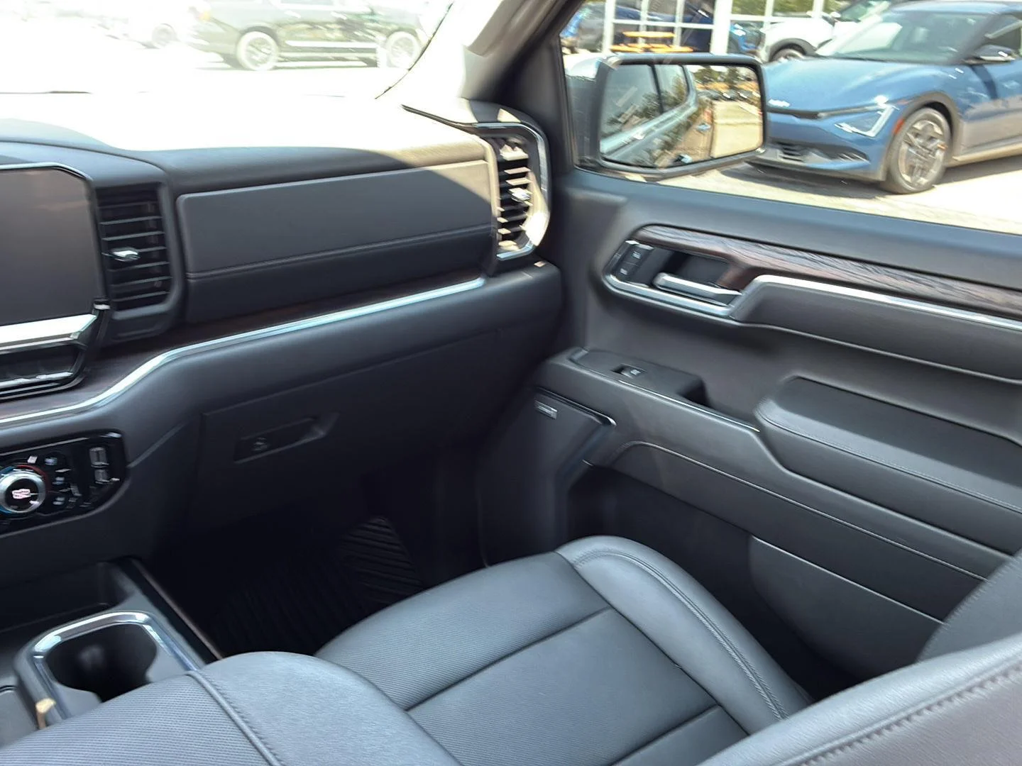 Used 2025 Onyx Black GMC SLT image 27
