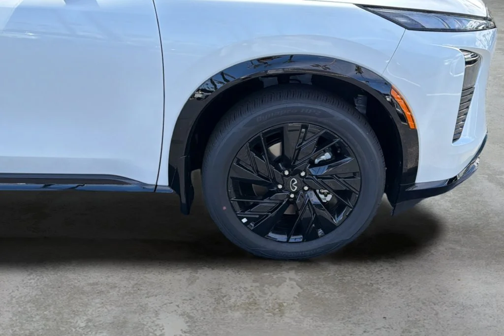 New 2027 2T RAD WHT INFINITI Sport AWD image 33