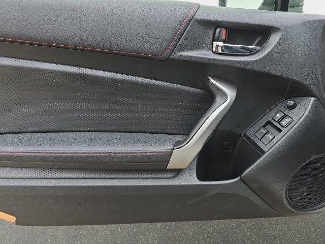 Used 2013 White Subaru Limited image 28