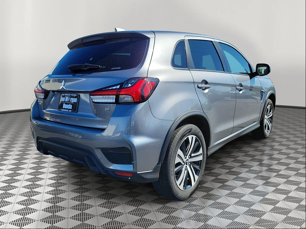 Used 2025 Mercury Gray Metallic Mitsubishi SE image 4