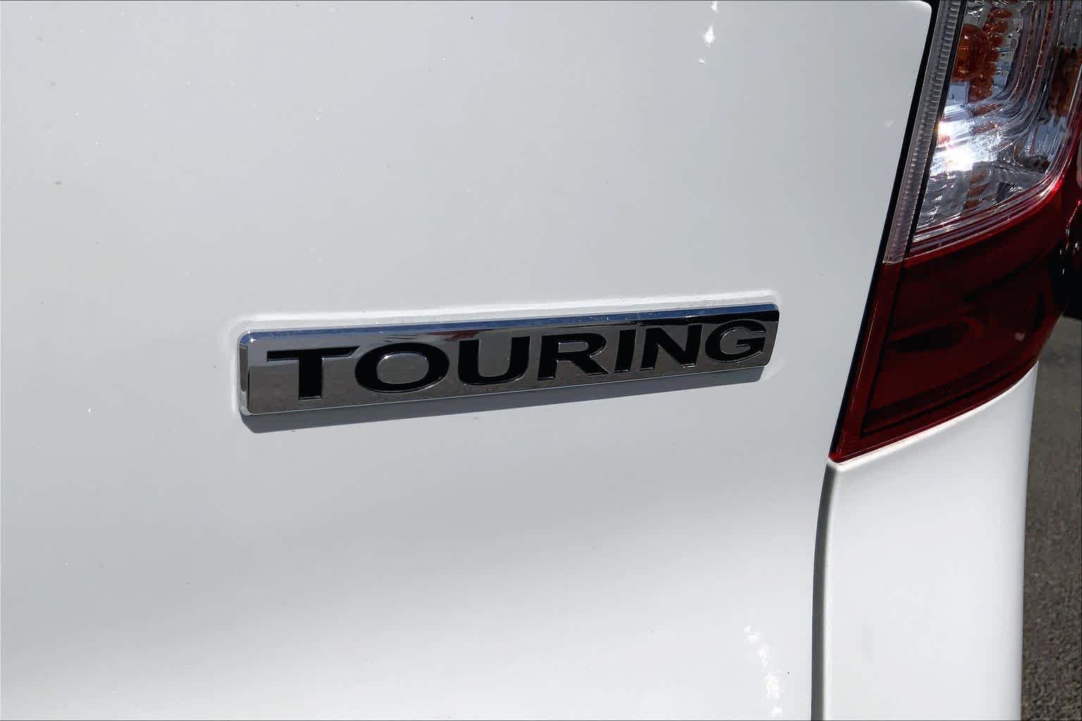 Used 2021 Platinum White Pearl Honda Touring 8-Passenger image 10