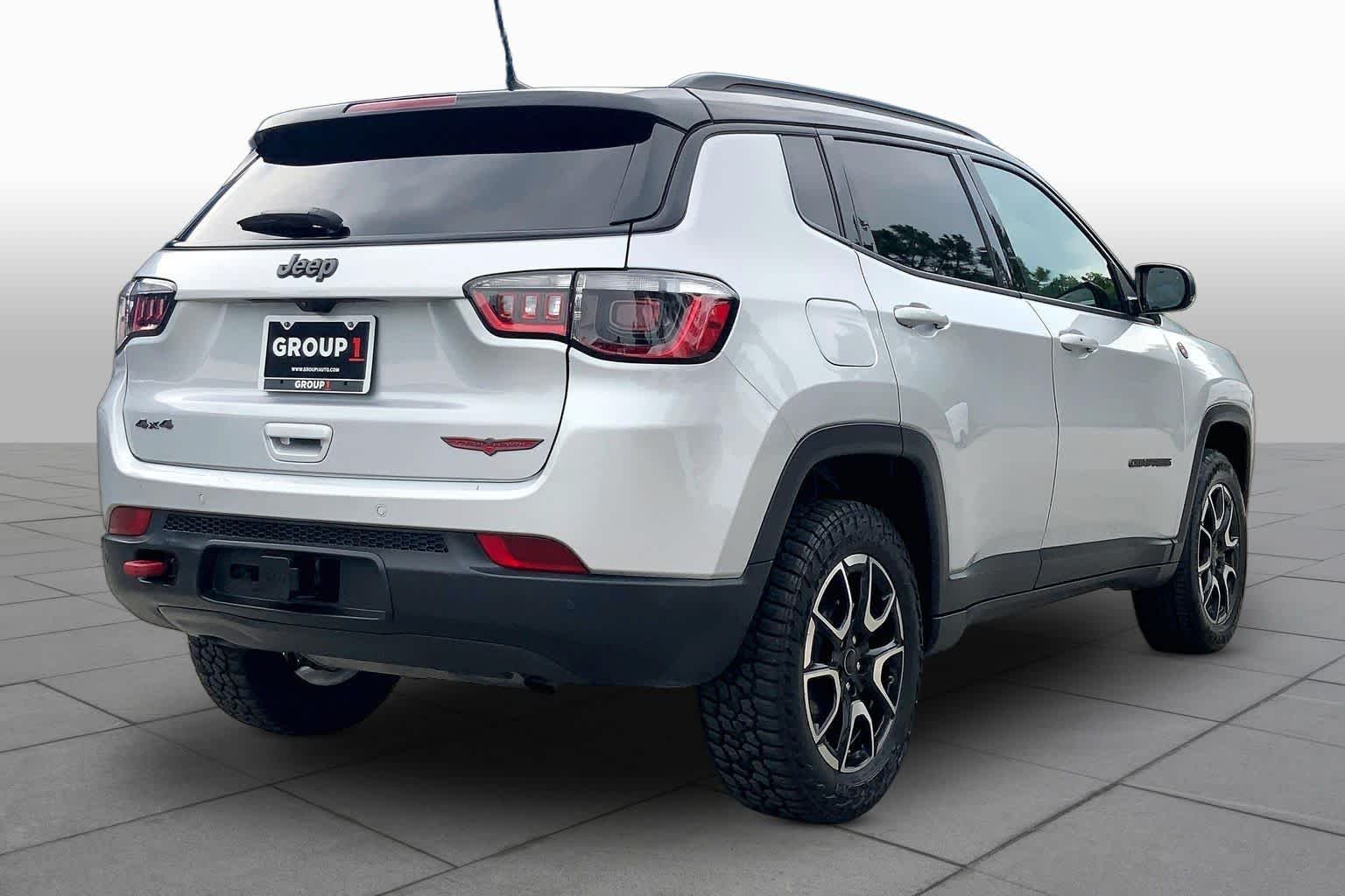 Used 2025 Silver Zynith Metallic Clearcoat Jeep Trailhawk image 12