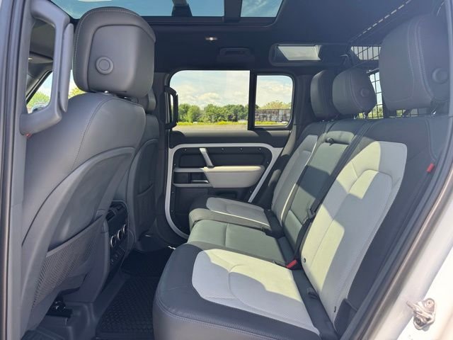 Used 2023 White Land Rover X-Dynamic SE image 11