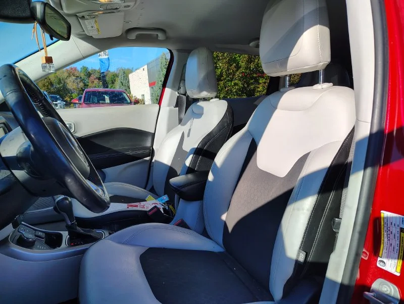 Used 2018 Red Jeep Latitude image 11