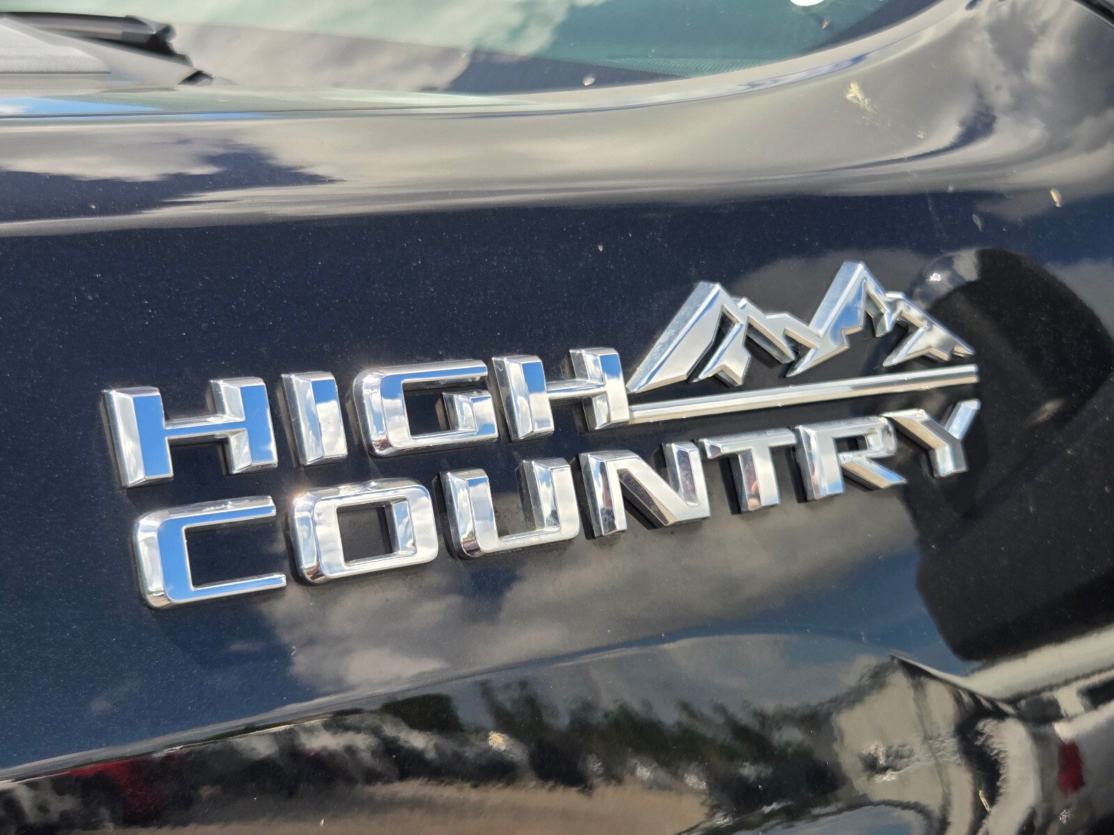 Used 2022 Mosaic Black Metallic Chevrolet High Country image 9