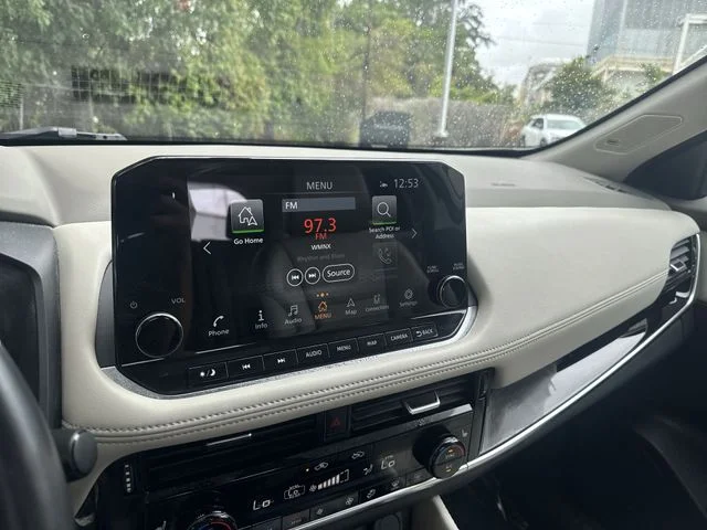 Used 2023 White Nissan SL image 21
