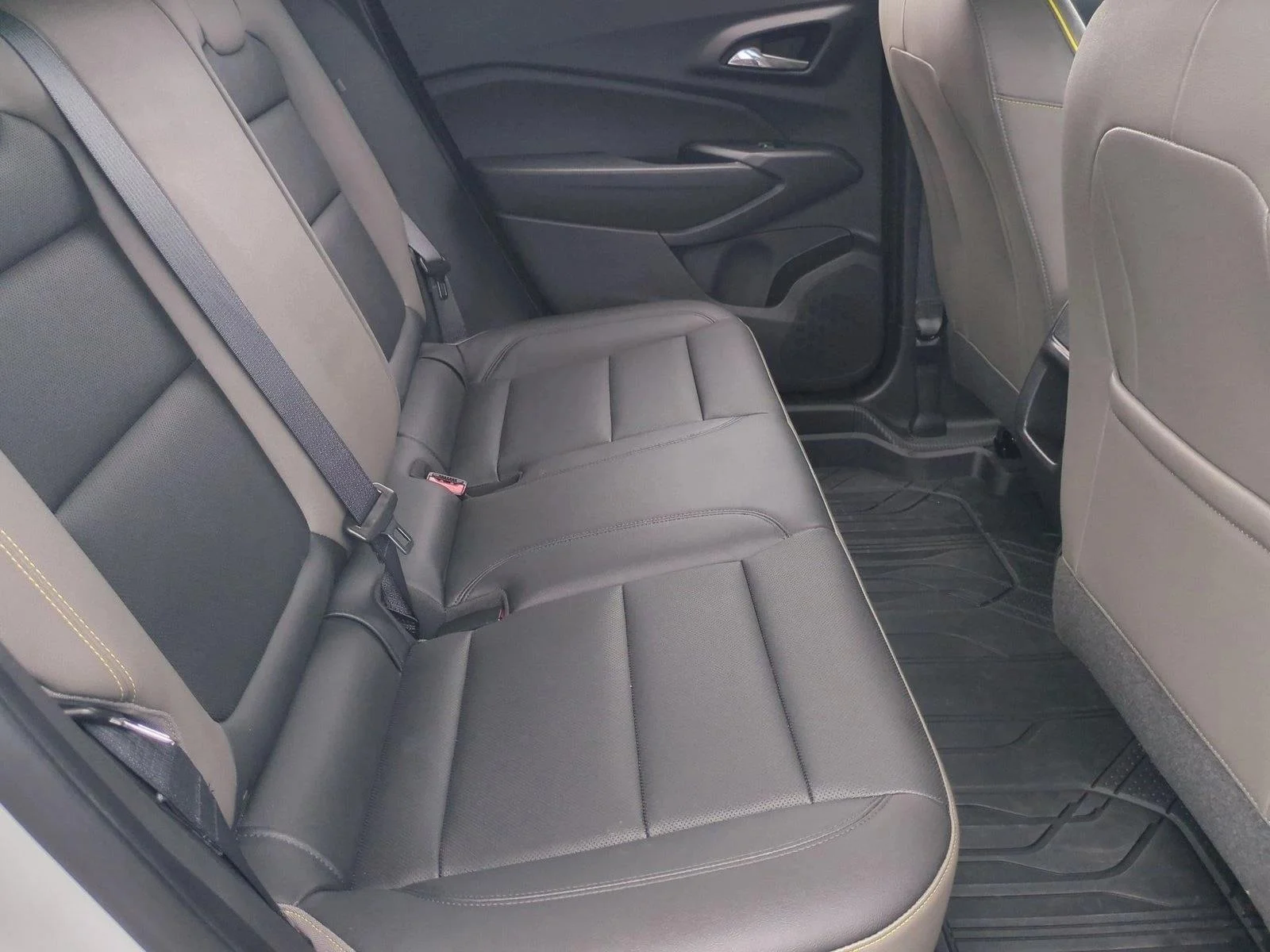 Used 2025 Summit White Chevrolet ACTIV image 19