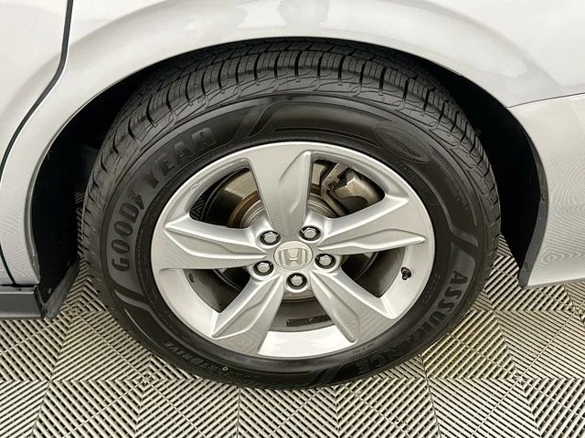 Used 2018 Silver Honda EX-L image 22