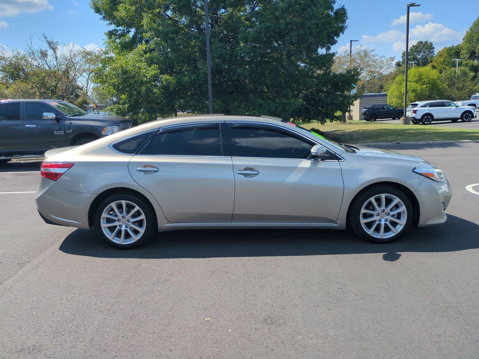Used 2013  Toyota XLE Touring image 6