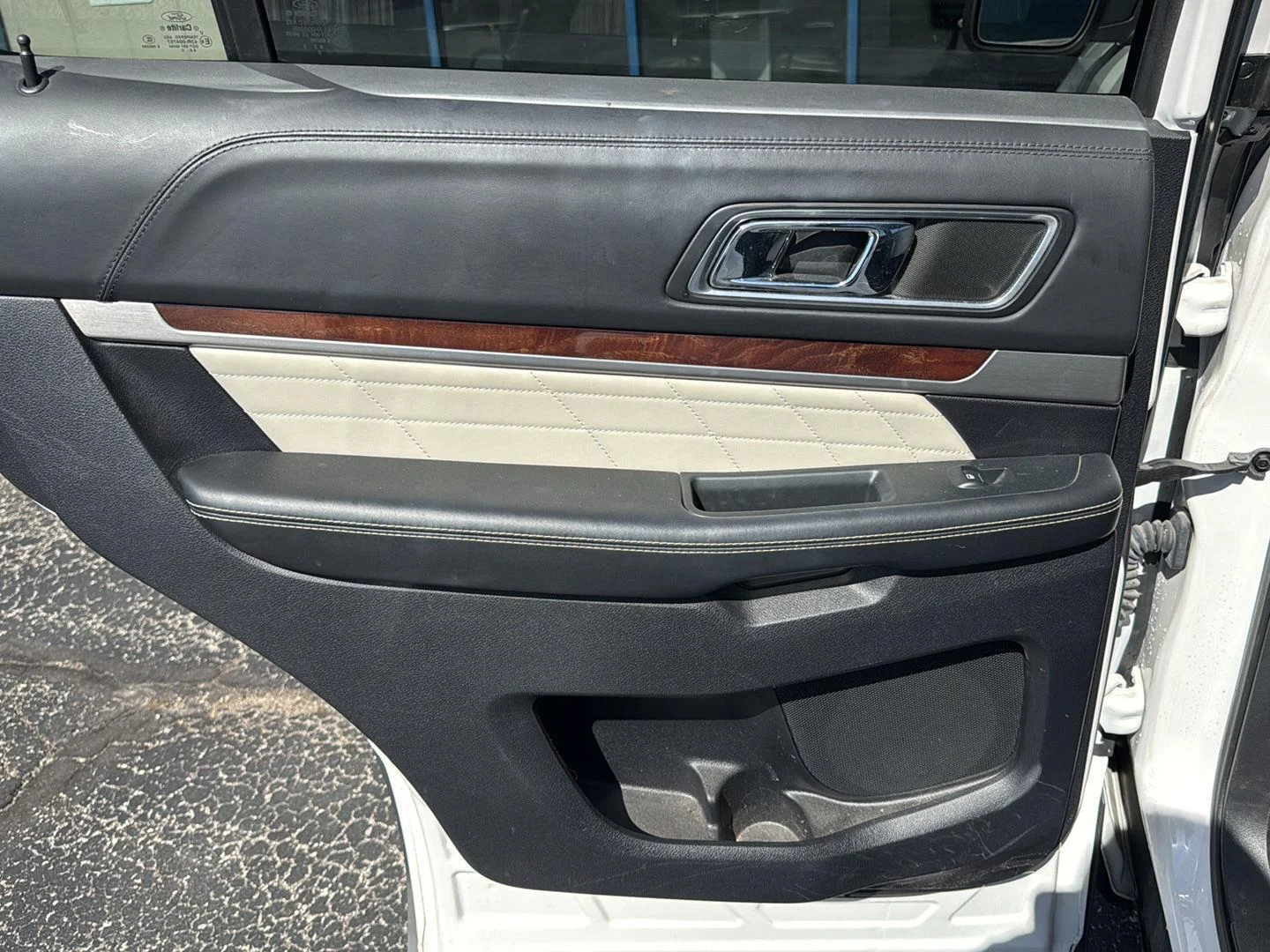 Used 2019 White Platinum Tri-Coat Metallic Ford Platinum image 24