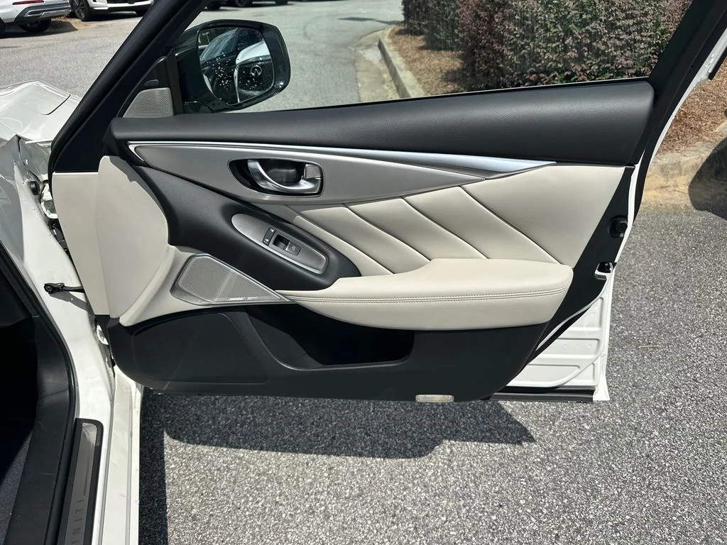 Used 2023 White INFINITI LUXE image 12