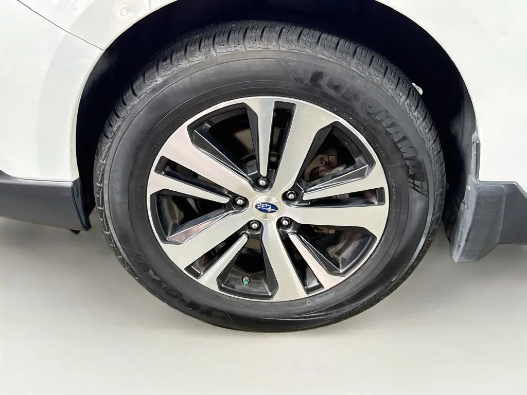 Used 2018 White Subaru 2.5i image 41