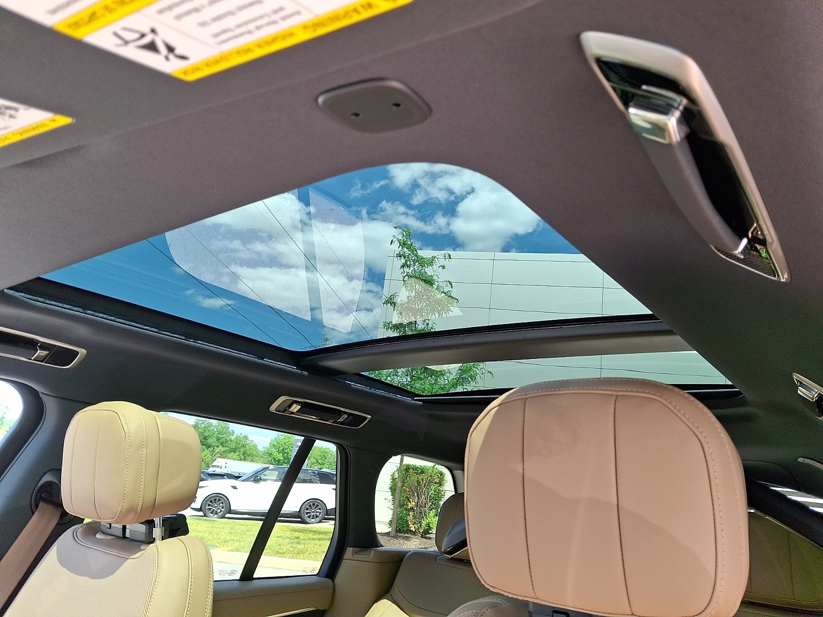 New 2026 Santorini Black LAND ROVER SE image 11
