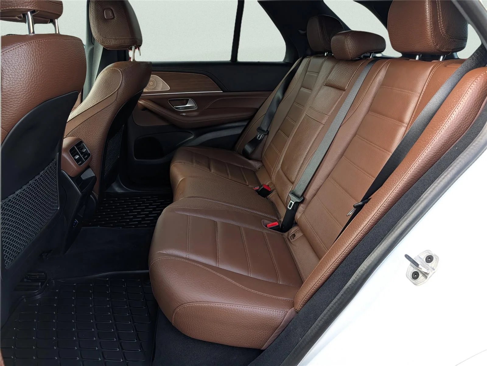 Used 2024 MANUFAKTUR Diamond White Metallic Mercedes-Benz GLE 350 image 33