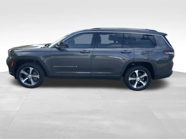 Used 2023  Jeep Limited image 2