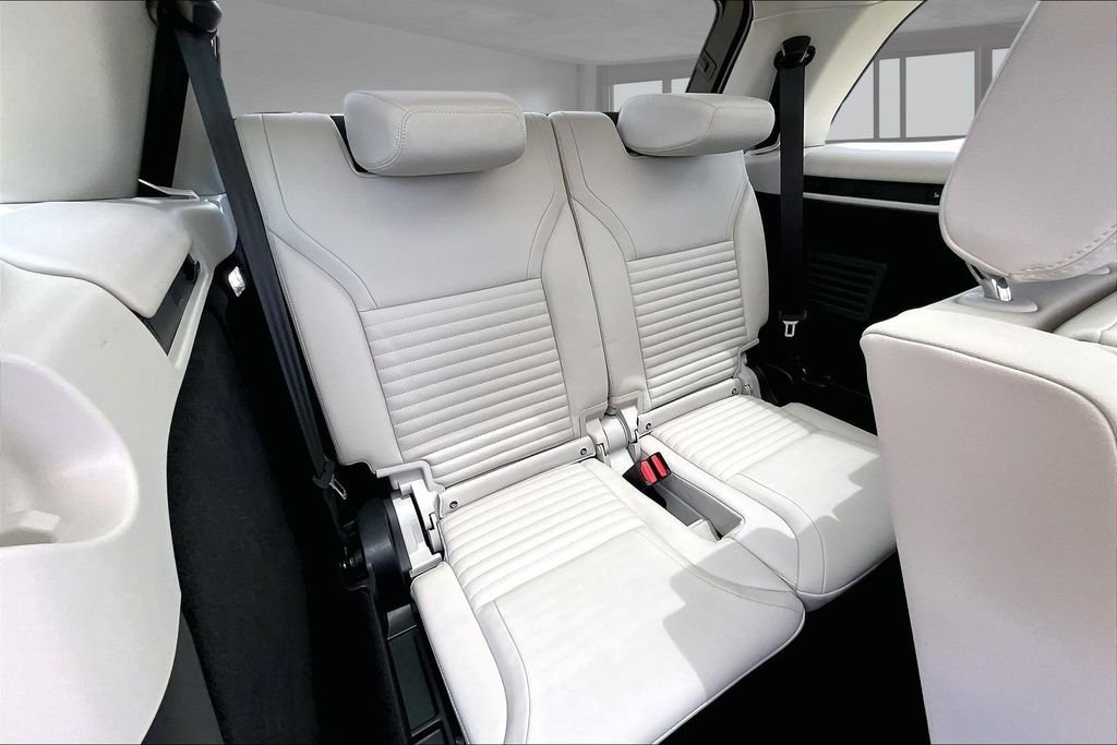 Used 2025 Black Land Rover Dynamic SE image 28