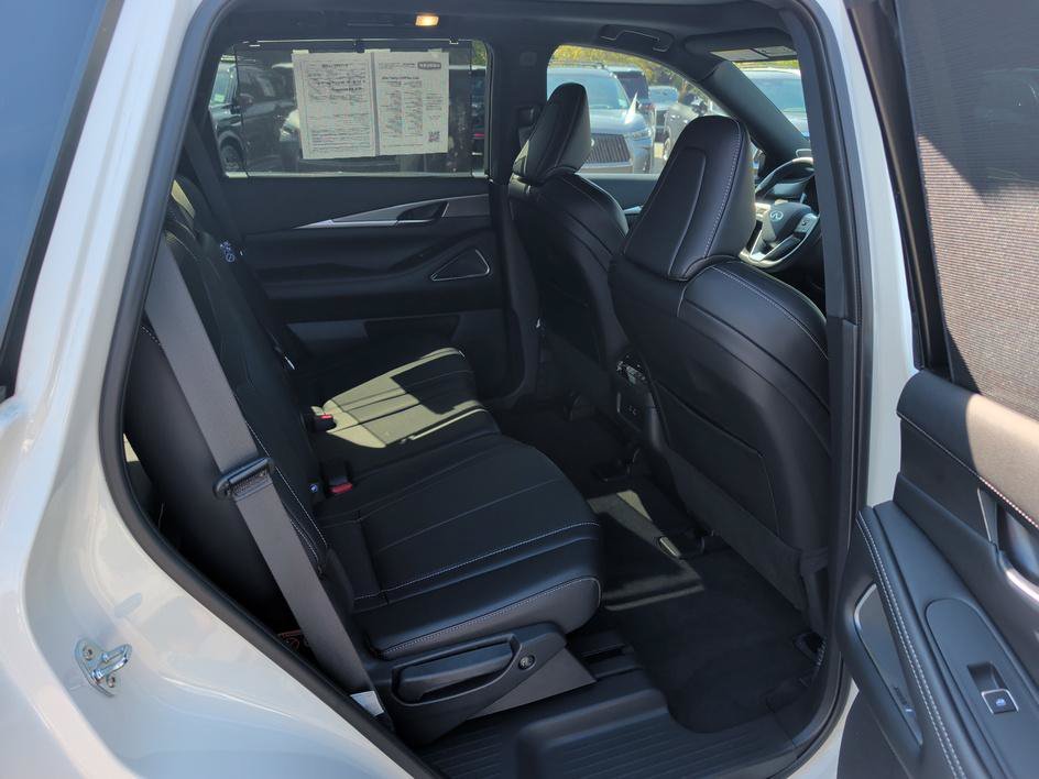 Certified Used 2025 Majestic White INFINITI LUXE image 13