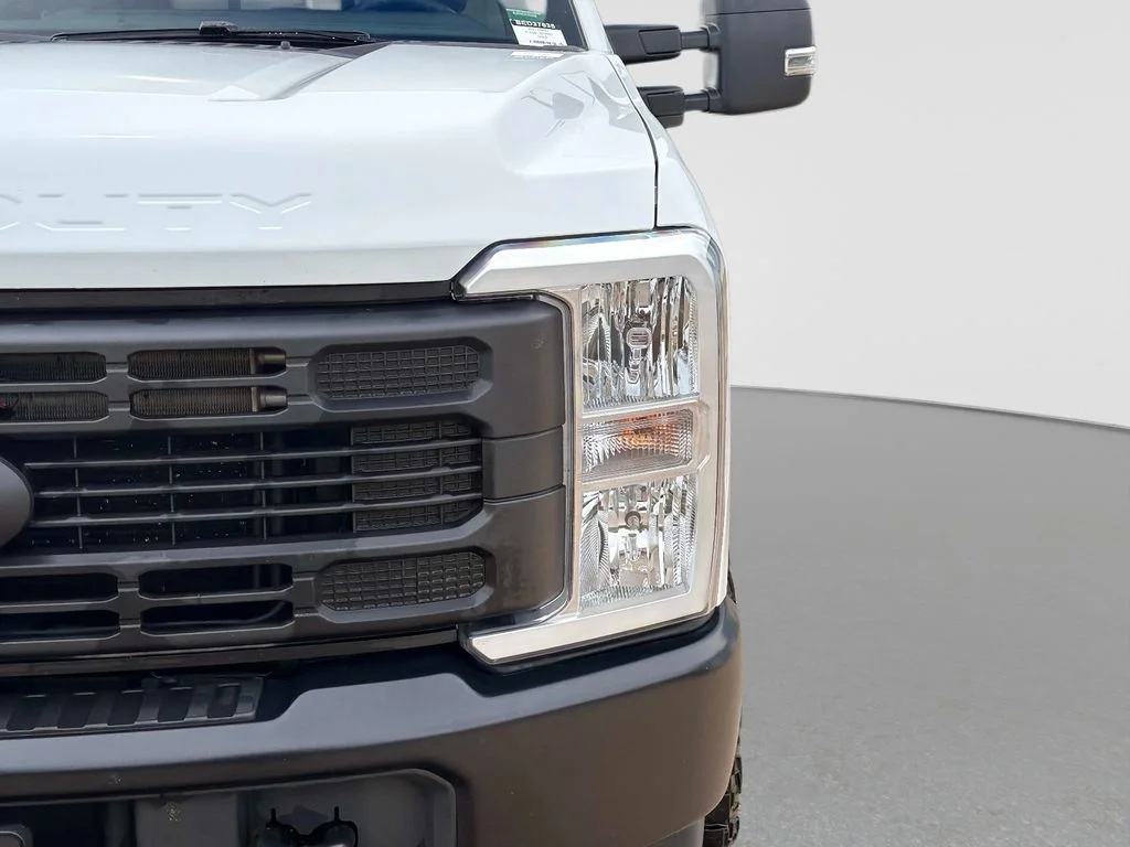 Used 2025 White Ford XL image 11