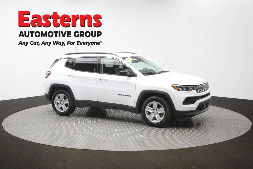 Used 2022 White Jeep Latitude image 47