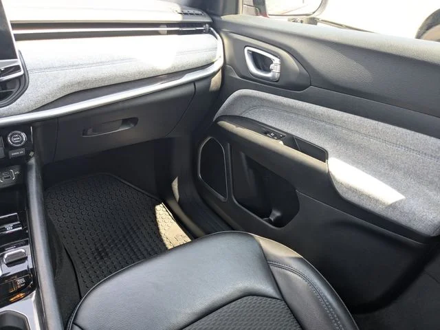 Used 2023 Red Jeep Latitude image 16