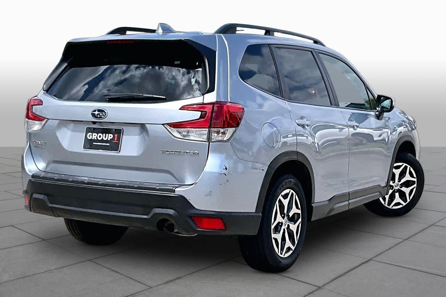 Used 2021 Ice Silver Metallic Subaru Premium image 12