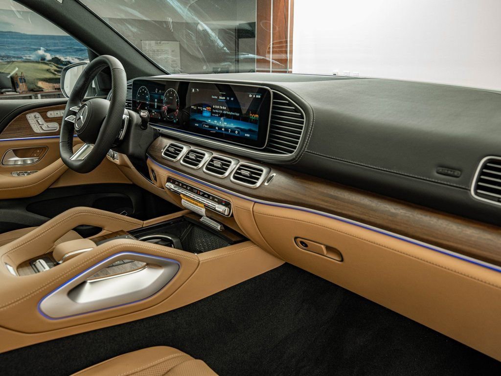 New 2026 MANUFAKTUR Moonlight White Metallic Mercedes-Benz GLS 580 image 39