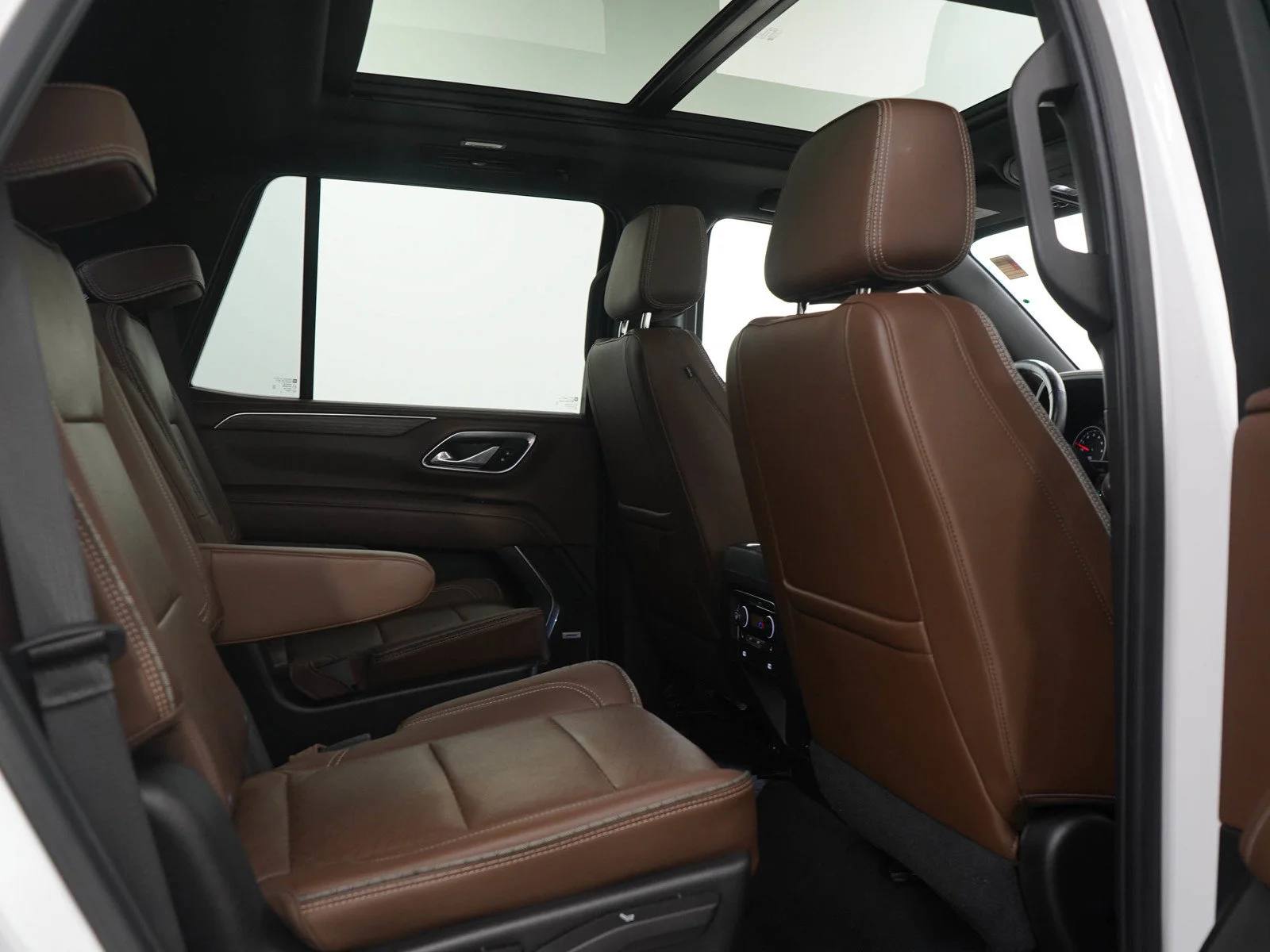 Used 2021 IRIDESCENT PEARL TRICOAT Chevrolet High Country image 11
