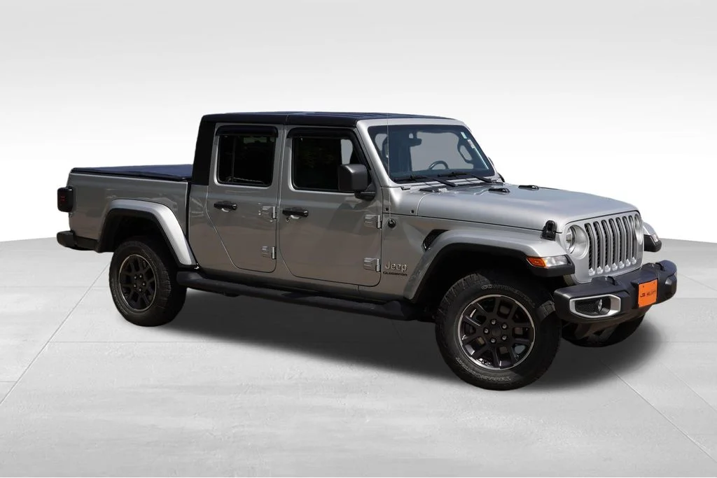 Used 2022 Silver Zynith Clearcoat Jeep Overland image 2