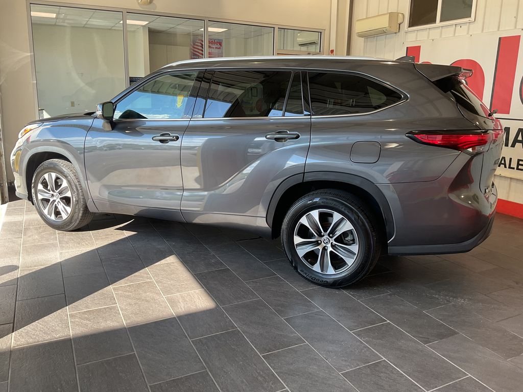 Used 2022 Gray Toyota XLE image 5